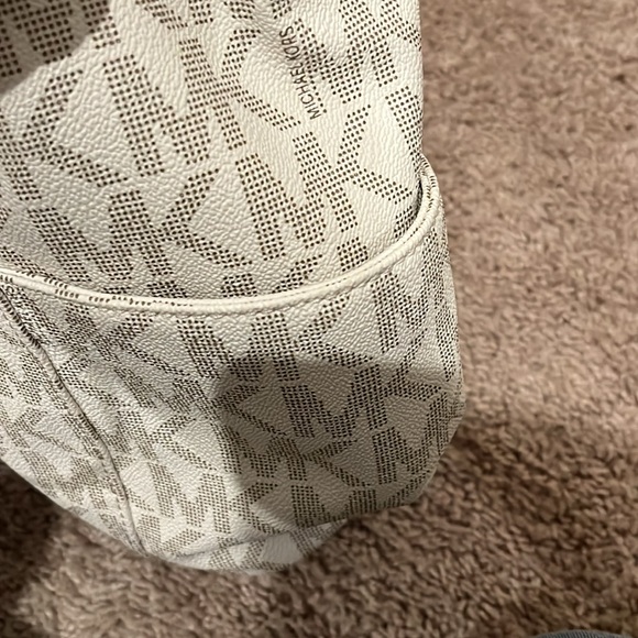 Sale! Michael Kors large jet set monogram tote - Picture 5 of 14